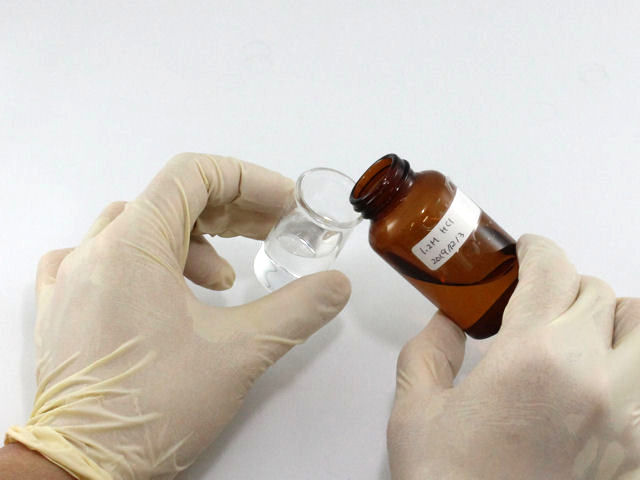 将1.2M HCl溶液倒入试样杯(20 mL)。